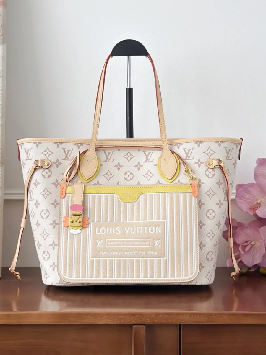 Бежевая сумка-тоут Louis Vuitton Neverfull MM с накладным карманом, вид спереди