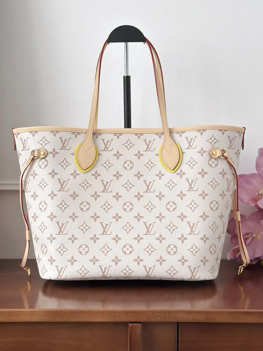 Бежевая сумка-тоут Louis Vuitton Neverfull MM с принтом Monogram, вид сзади