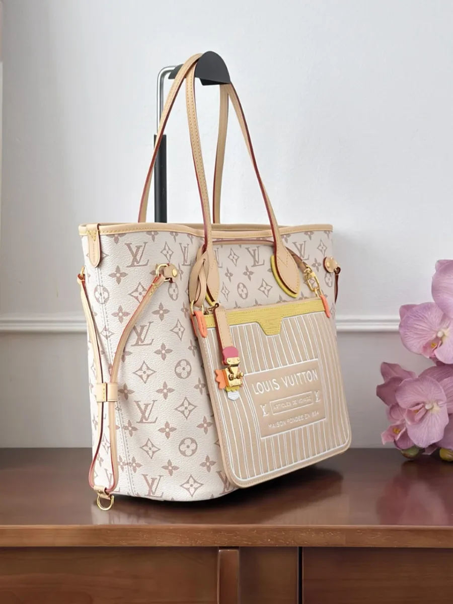 Бежевая сумка-тоут Louis Vuitton Neverfull MM, вид в три четверти