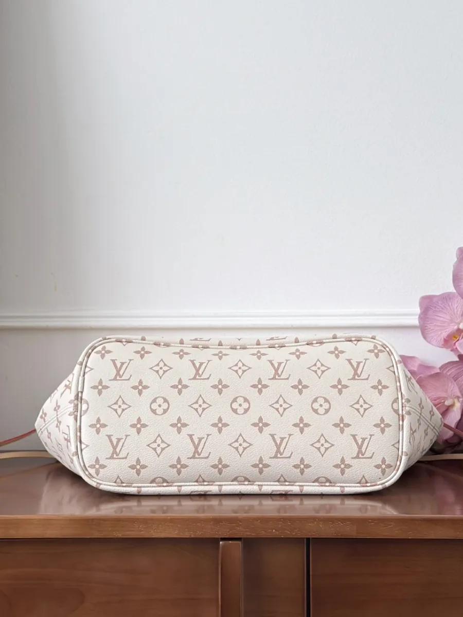 Плоское прямоугольное дно бежевой сумки-тоут Louis Vuitton Neverfull MM