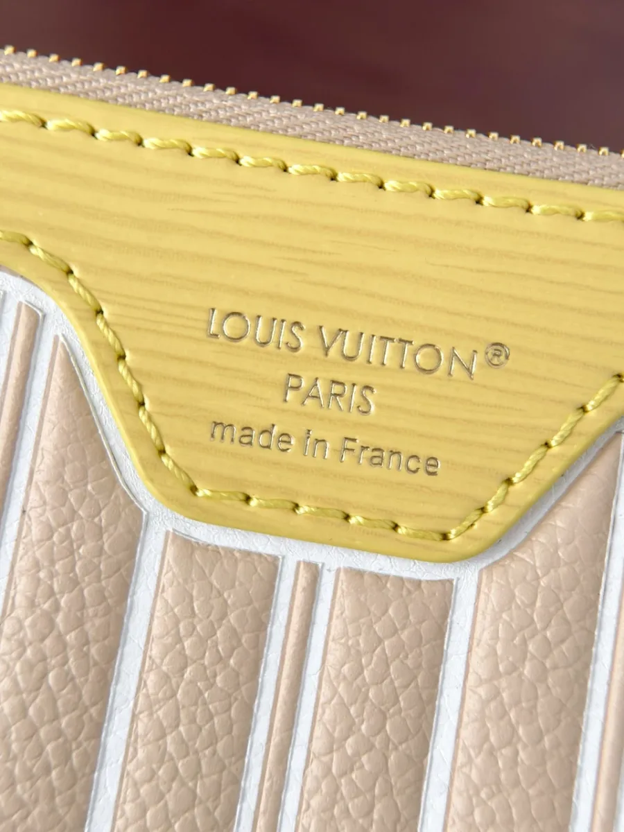 Крупный план кожаной отделки желтого цвета с тиснением Louis Vuitton