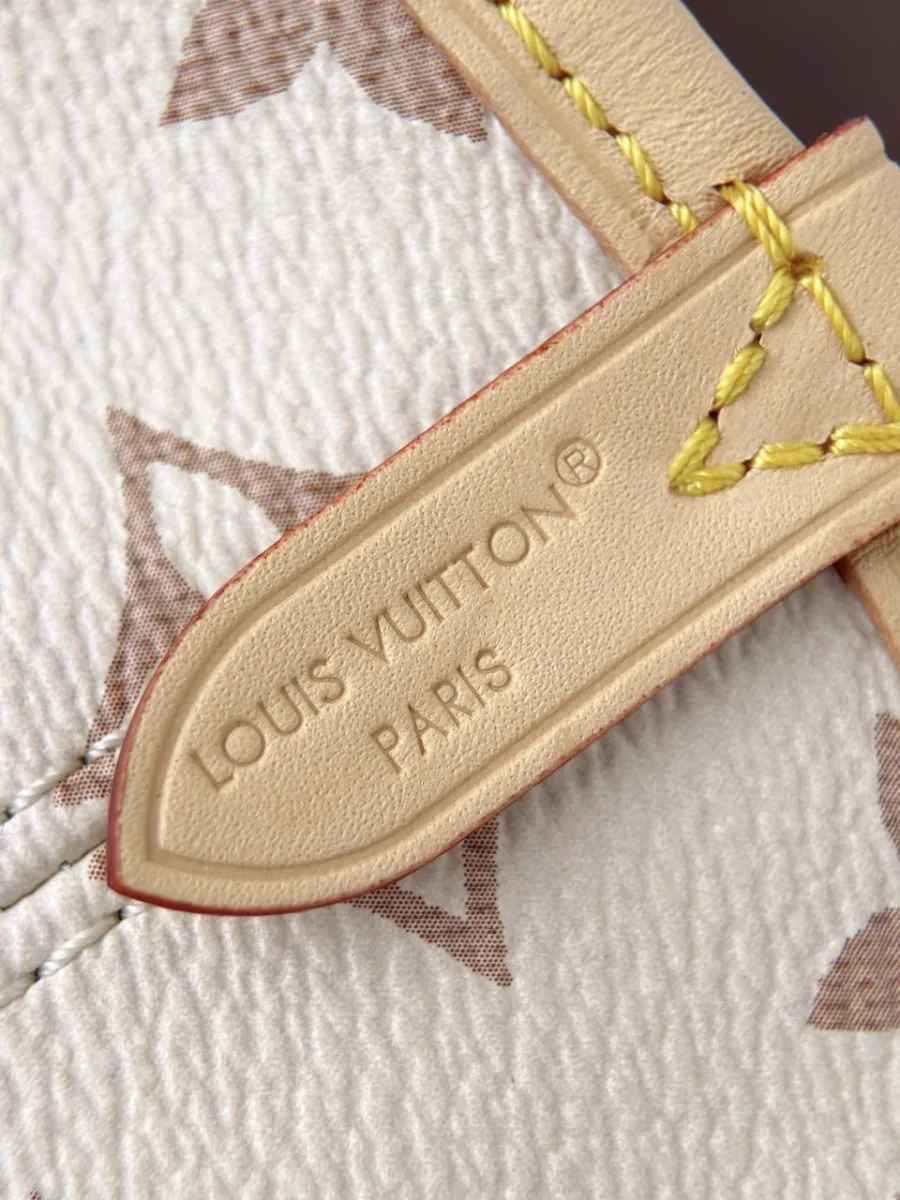 Крупный план кожаного ярлыка с тиснением Louis Vuitton Paris