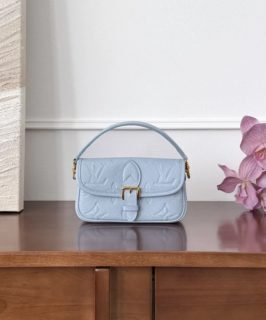 Голубая сумка Louis Vuitton Nano Diane из тисненой кожи, вид спереди