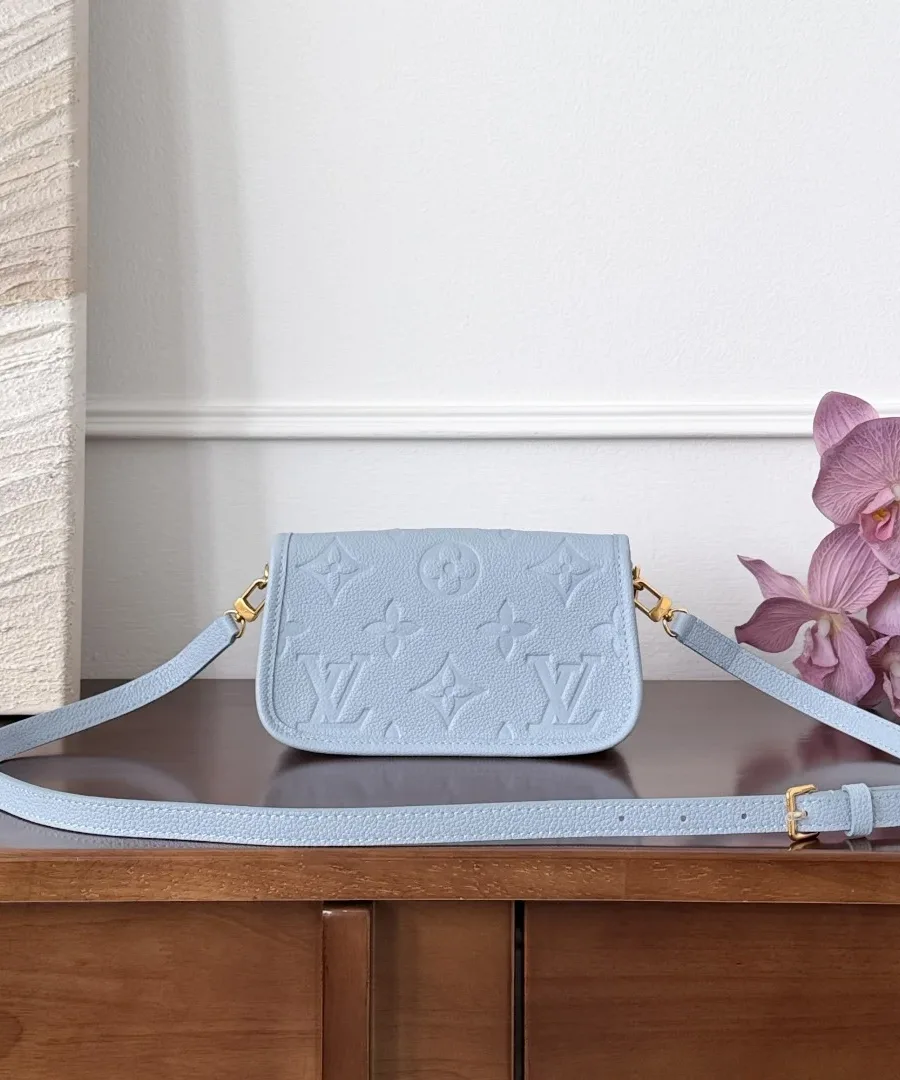Сумка Louis Vuitton Nano Diane голубого цвета с длинным плечевым ремнем, вид сзади