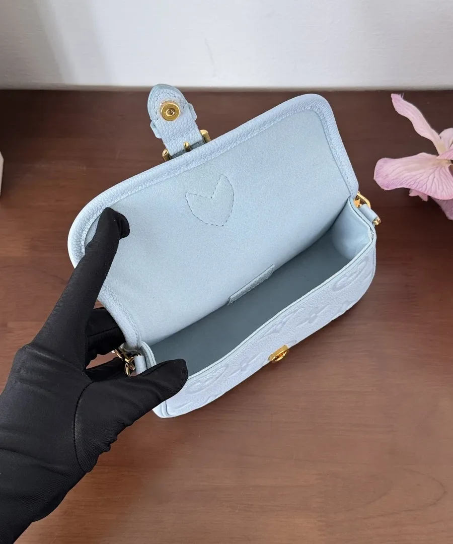 Открытая голубая сумка Louis Vuitton Nano Diane, вид сверху
