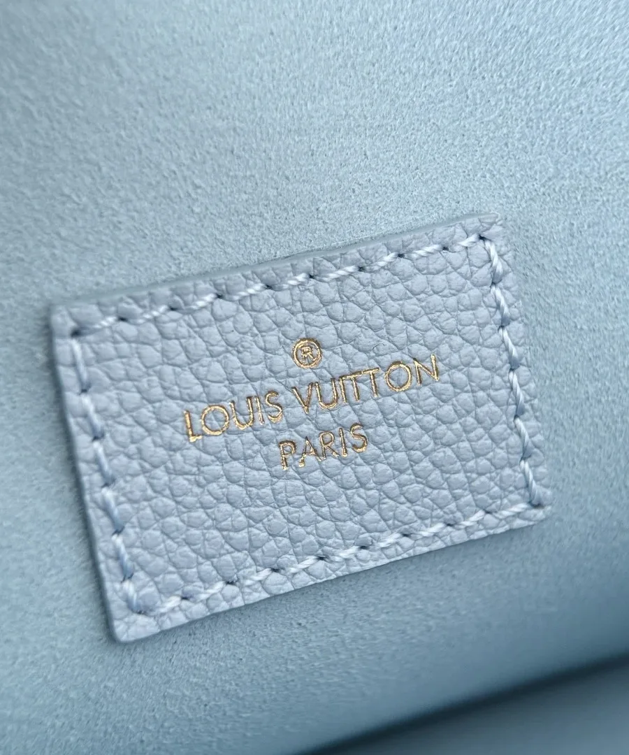 Кожаная нашивка с золотистым логотипом Louis Vuitton Paris внутри сумки