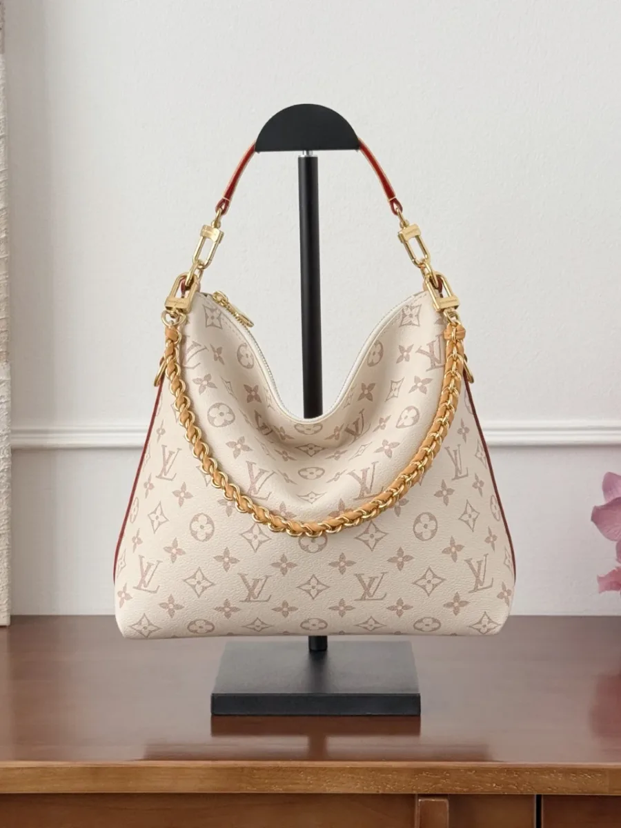 Молочно-белая сумка-хобо Louis Vuitton Multipass на подставке, вид спереди