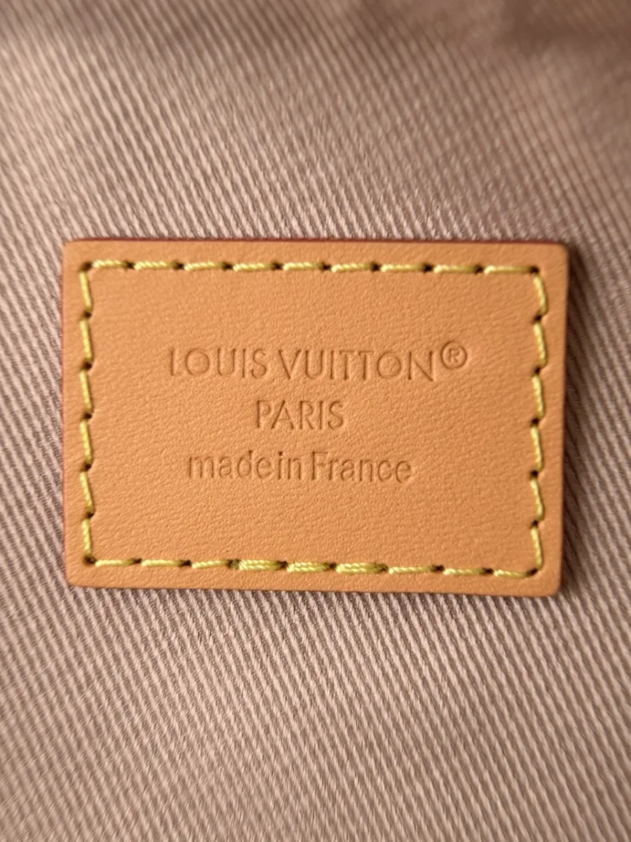 Внутренняя кожаная нашивка с тиснением Louis Vuitton Paris made in France