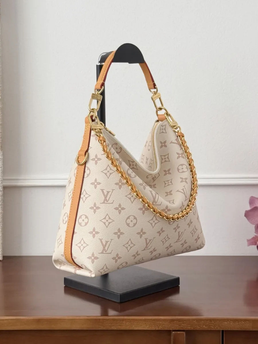 Сумка-хобо Louis Vuitton Multipass, вид вполоборота