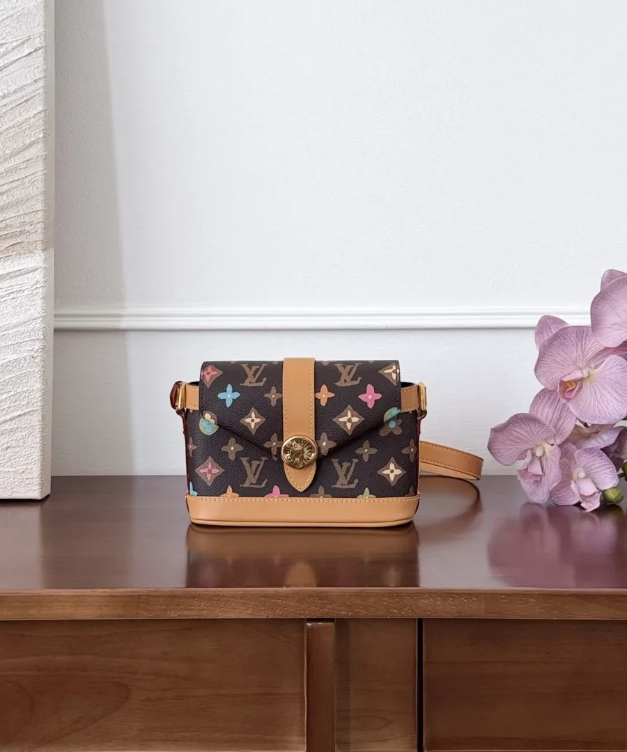 Разноцветная сумка-мессенджер Louis Vuitton с монограммой, вид спереди