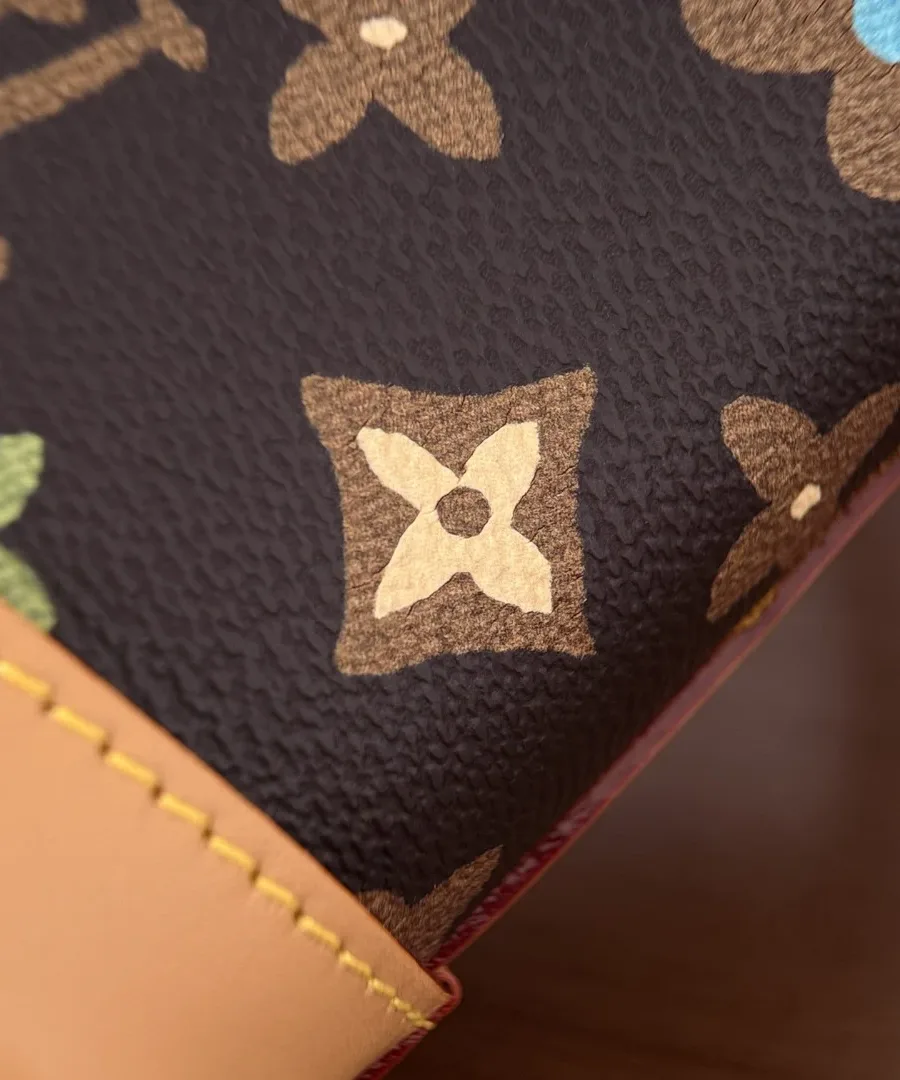 Крупный план разноцветной канвы Monogram и кожаной отделки сумки Louis Vuitton