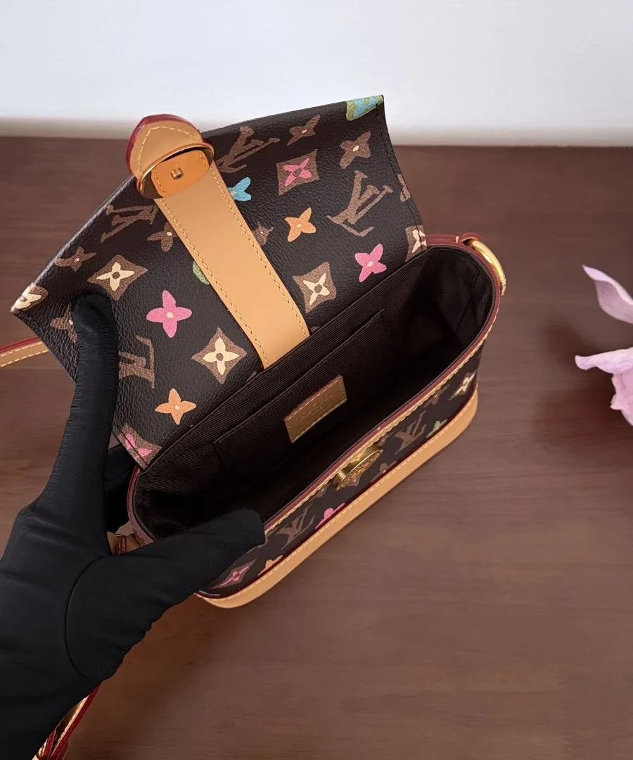 Вид сверху на открытую разноцветную сумку Louis Vuitton с внутренним отделением