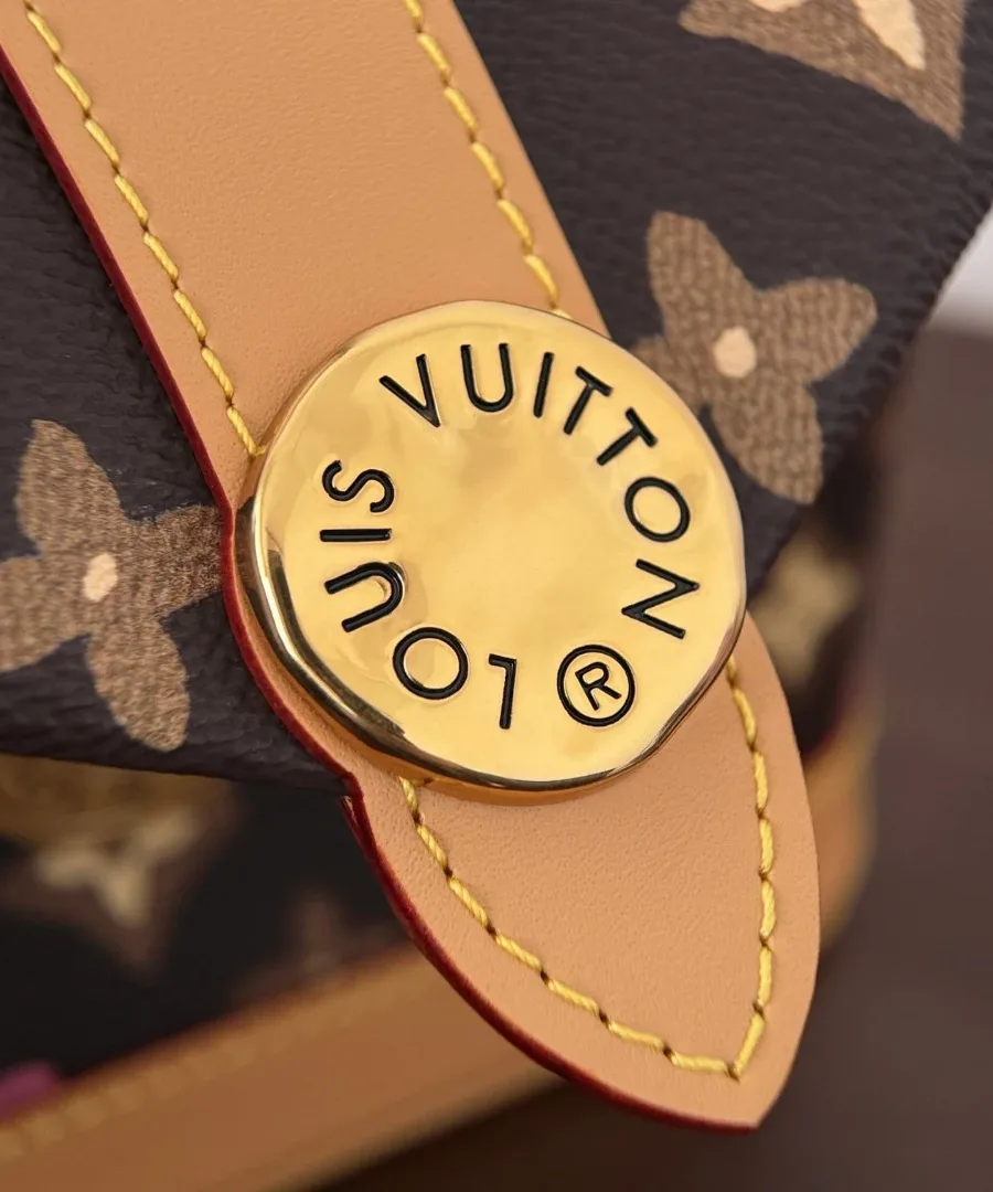 Золотистая кнопка с гравировкой Louis Vuitton на кожаном ремешке