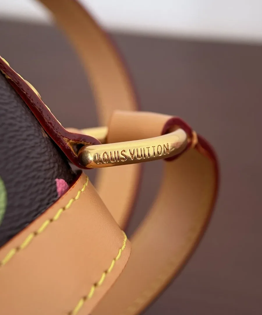 Золотистое крепление ремня с гравировкой Louis Vuitton
