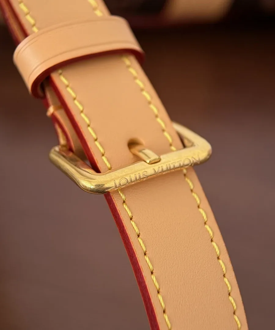 Золотистая пряжка на регулируемом кожаном ремне сумки Louis Vuitton