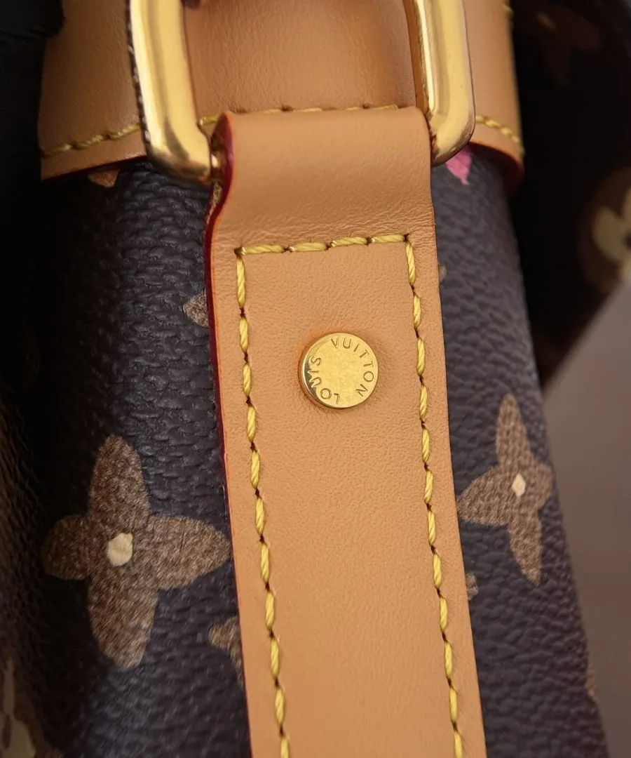 Кожаная боковая деталь сумки Louis Vuitton с золотистой заклепкой