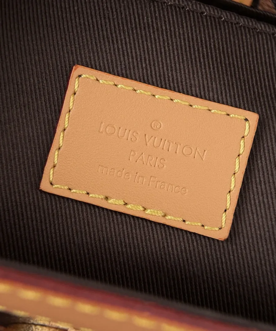 Кожаная нашивка с тиснением Louis Vuitton Paris внутри сумки