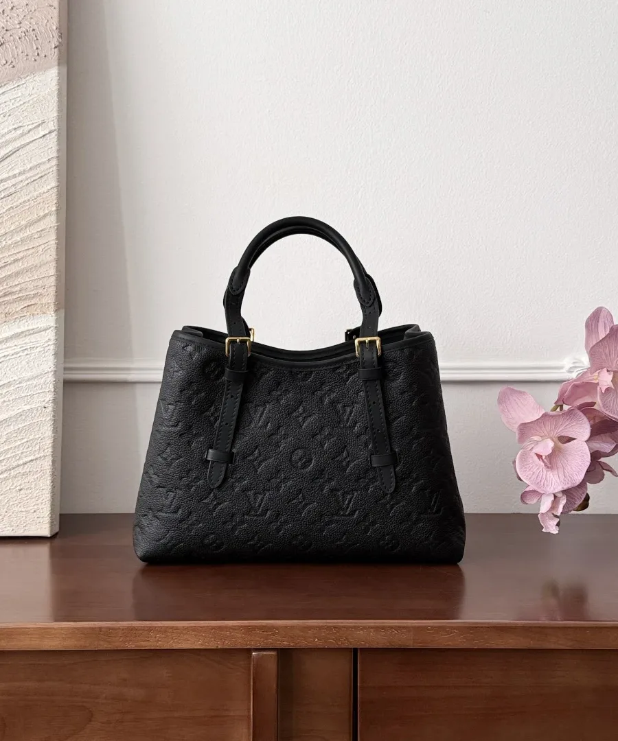 Черная кожаная сумка-тоут Louis Vuitton Babylone на деревянной поверхности, вид спереди