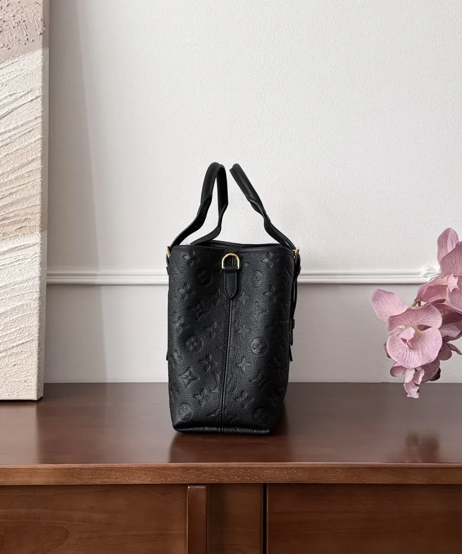 Черная сумка-тоут Louis Vuitton Babylone, вид сбоку
