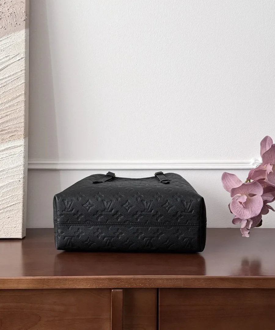 Вид снизу на черную кожаную сумку Louis Vuitton Babylone с тиснением