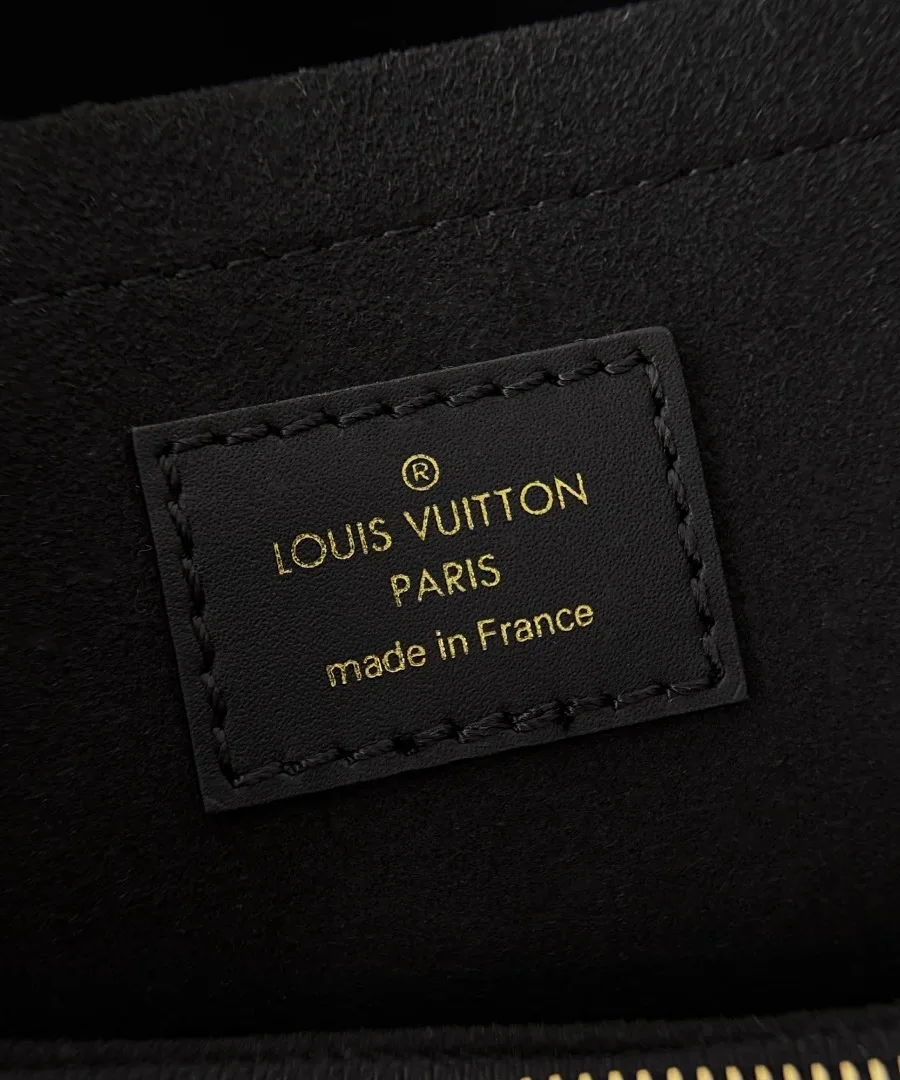 Внутренний кожаный ярлык с золотистым тиснением Louis Vuitton Paris