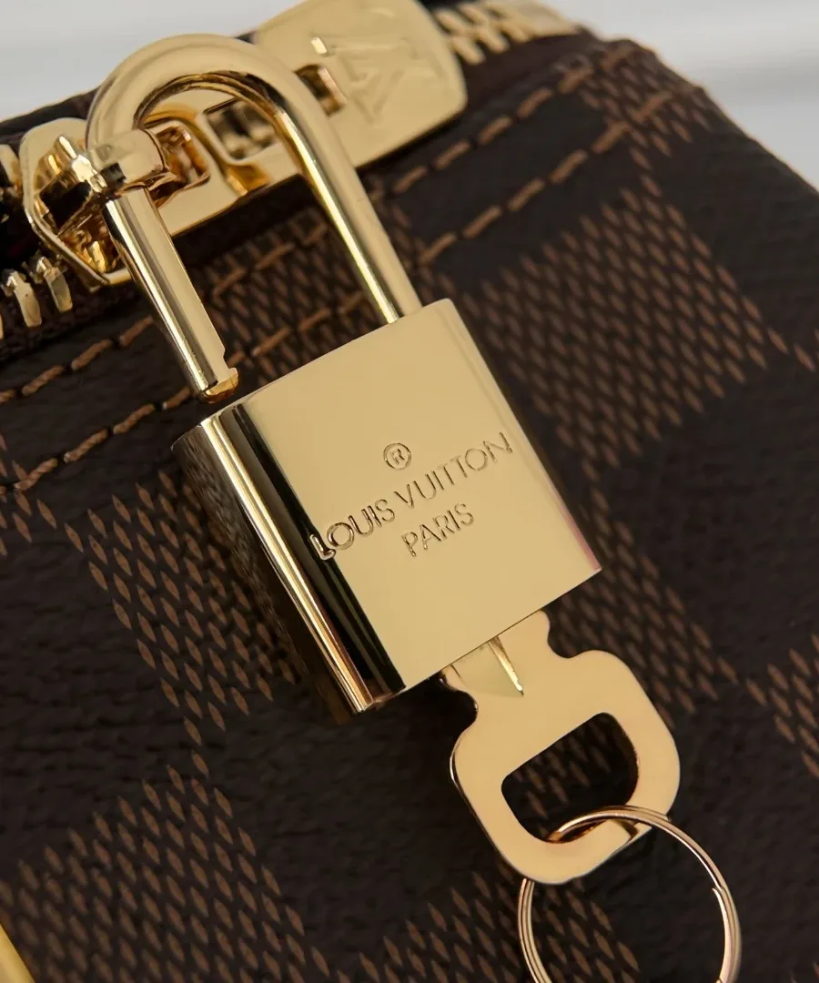 Золотистый навесной замок с гравировкой Louis Vuitton Paris и ключом