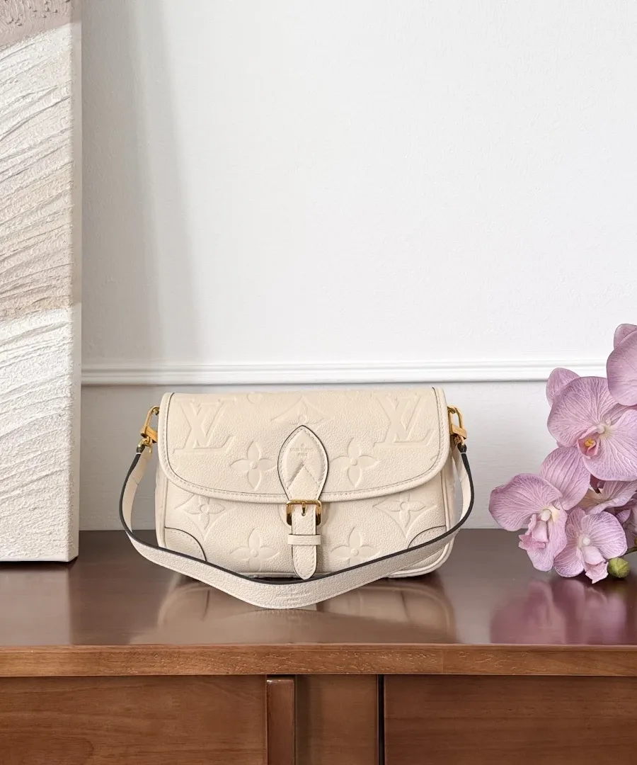 Бежевая сумка Louis Vuitton Diane на плечо, вид спереди