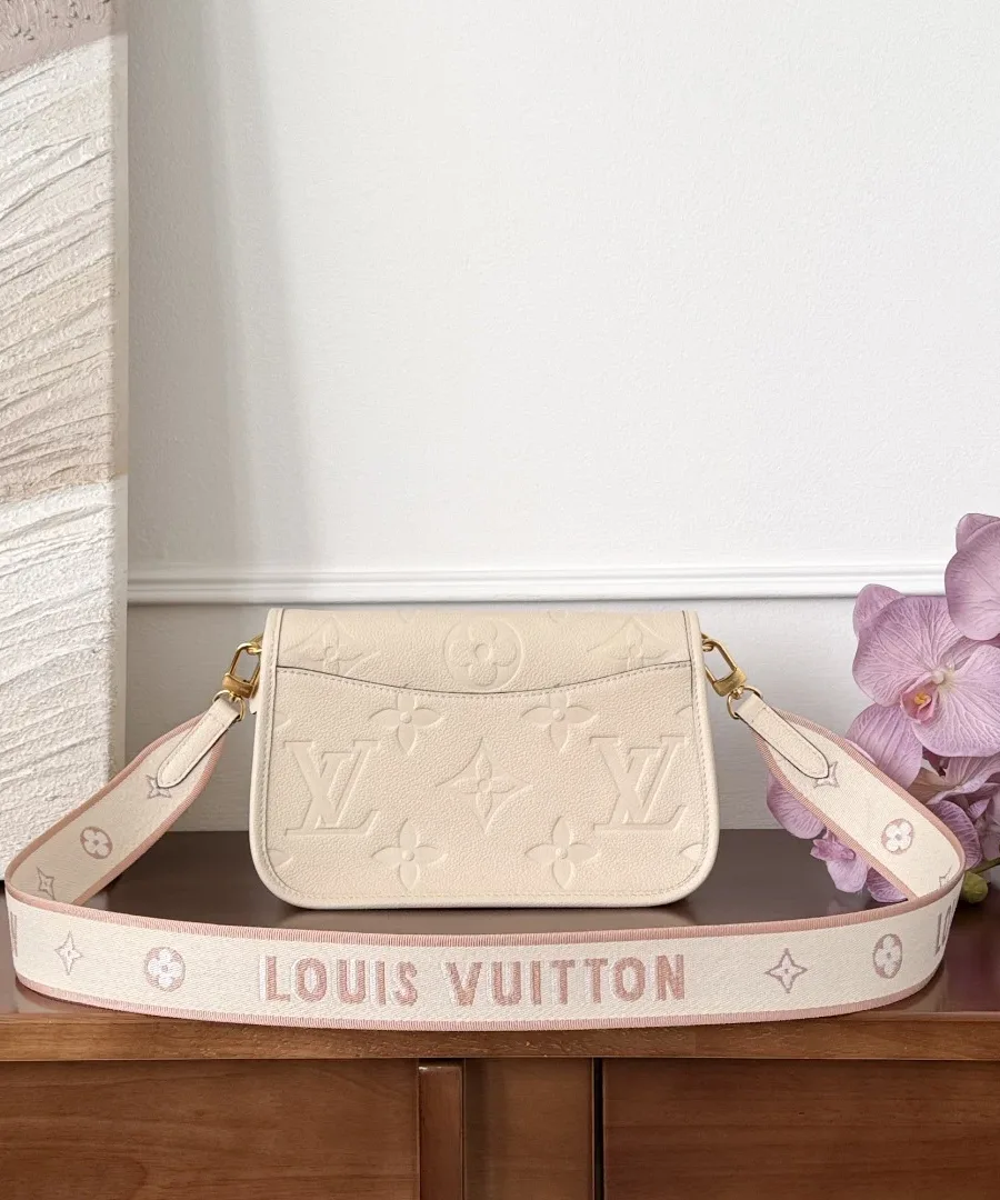 Бежевая сумка Louis Vuitton Diane с широким текстильным ремнем, вид сзади