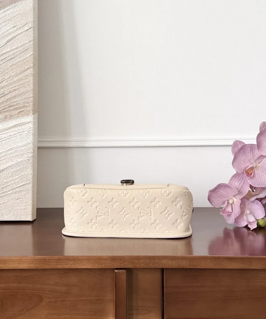 Бежевая сумка Louis Vuitton Diane, вид снизу