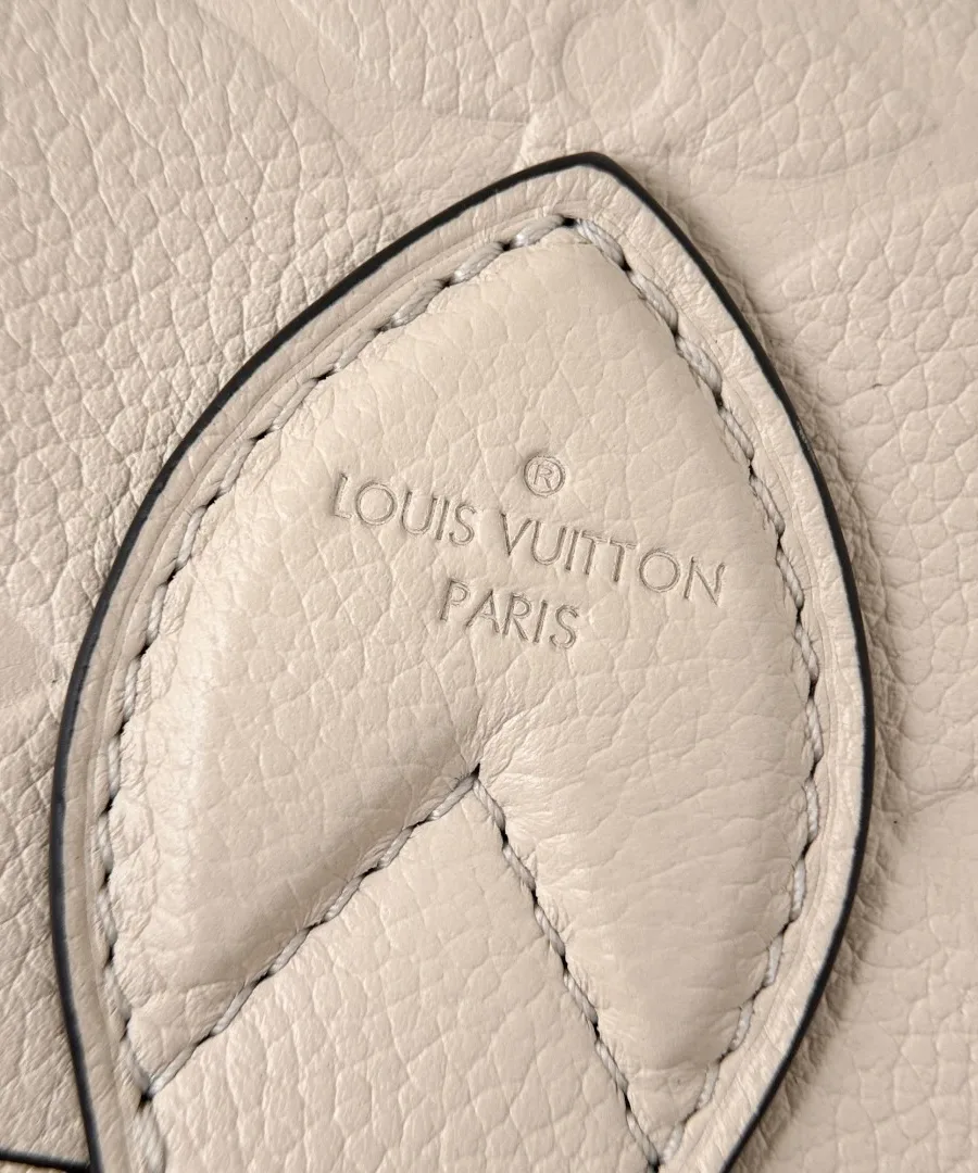 Тиснение Louis Vuitton Paris на кожаном ремешке сумки