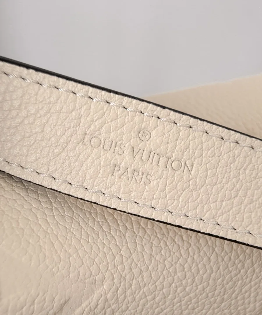 Тиснение Louis Vuitton Paris на кожаном ремне