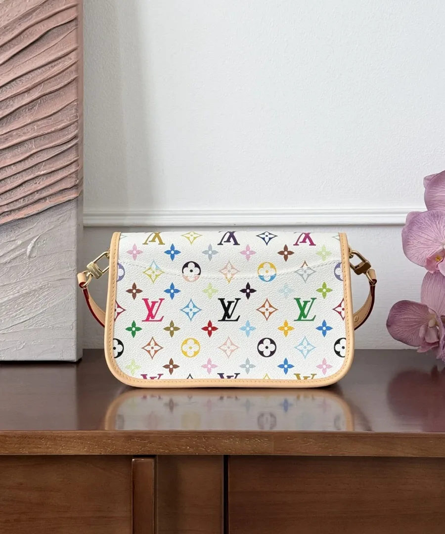 Задняя сторона белой сумки Louis Vuitton Diane с разноцветным принтом