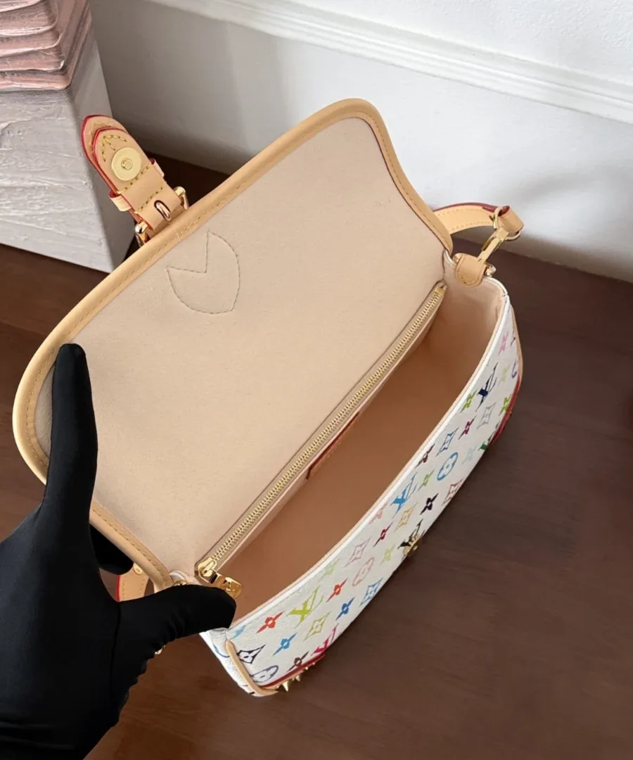 Открытая сумка Louis Vuitton Diane, вид на внутреннее отделение