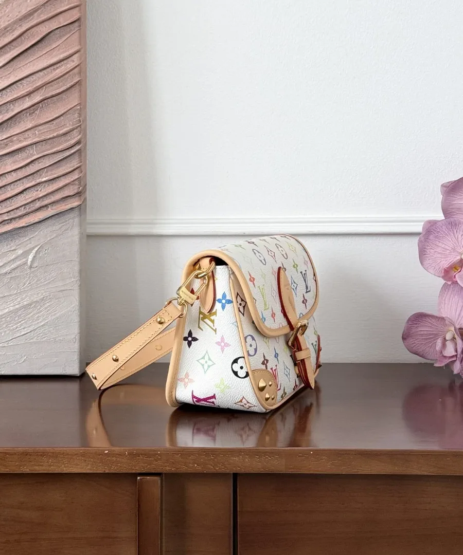 Вид сбоку на белую сумку Louis Vuitton Diane с плечевым ремнем