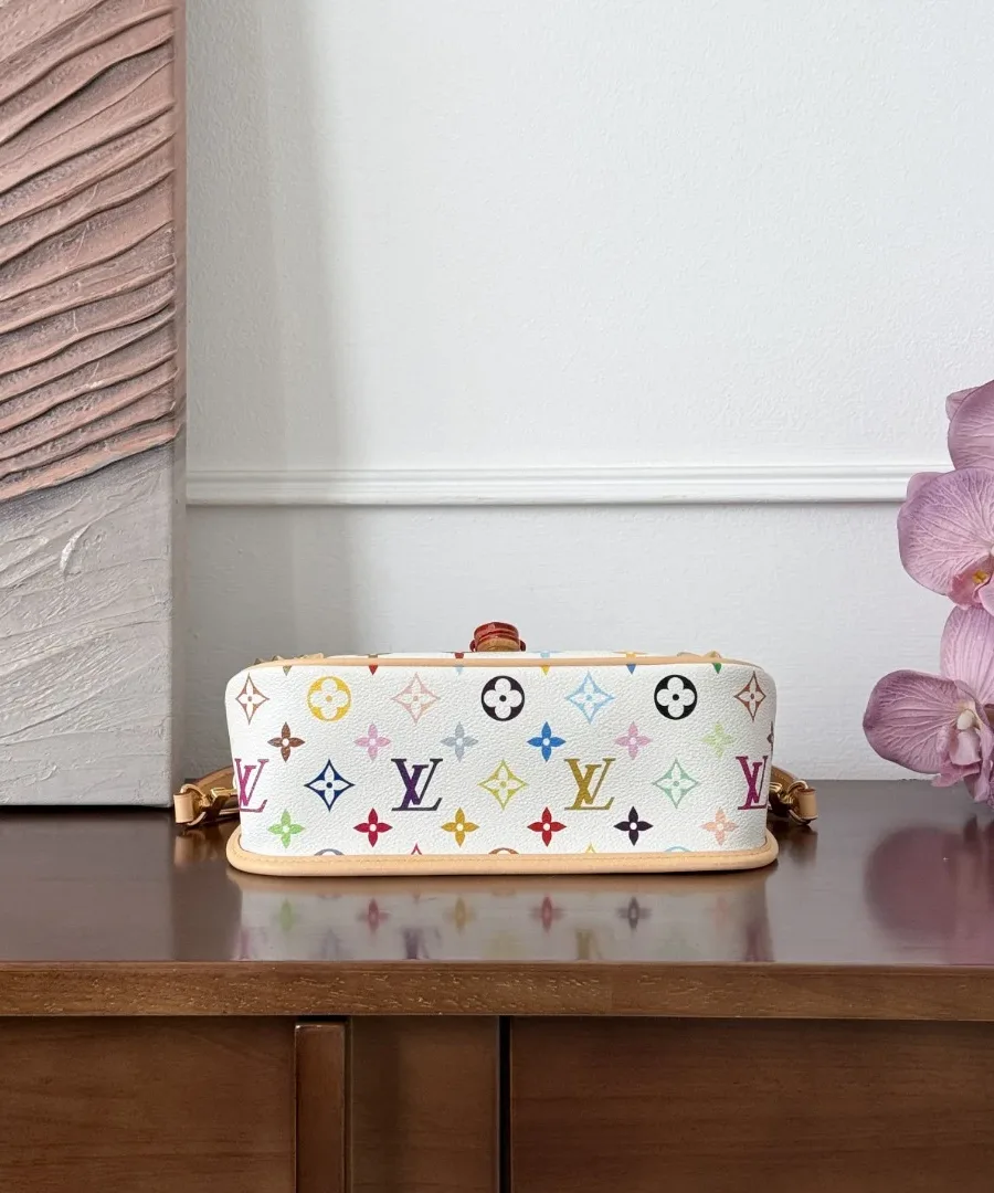 Нижняя часть белой сумки Louis Vuitton Diane с кожаной отделкой