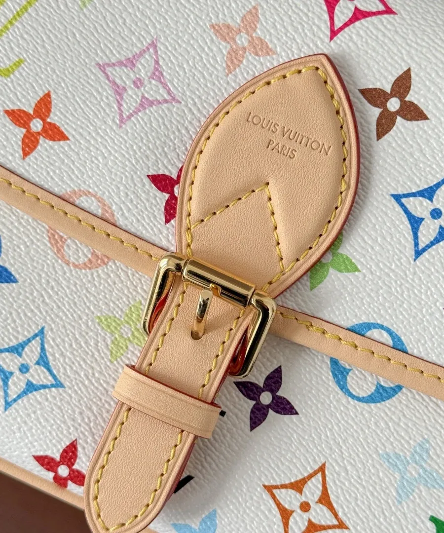Крупный план кожаного ремешка с пряжкой и тиснением Louis Vuitton Paris