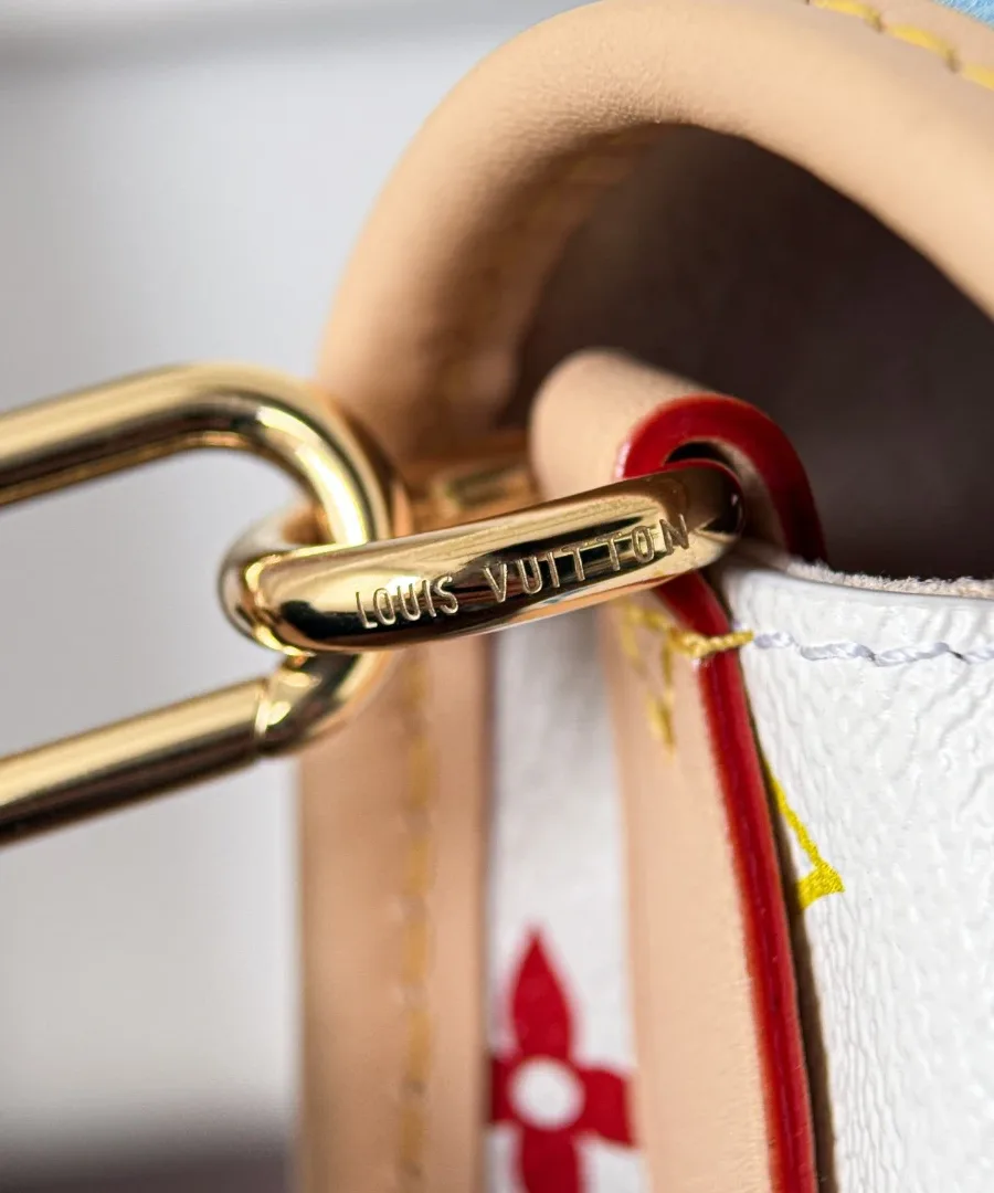 Золотистое металлическое крепление для ремня на сумке Louis Vuitton