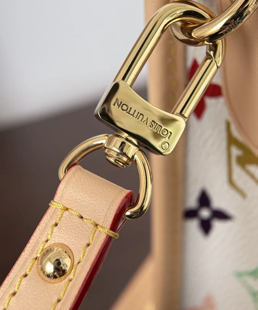 Карабин плечевого ремня золотистого цвета с гравировкой Louis Vuitton