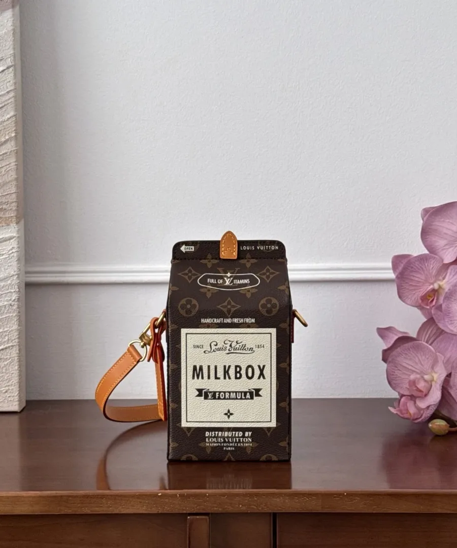 Коричневая сумка Louis Vuitton Milk Box в форме пакета молока, вид спереди