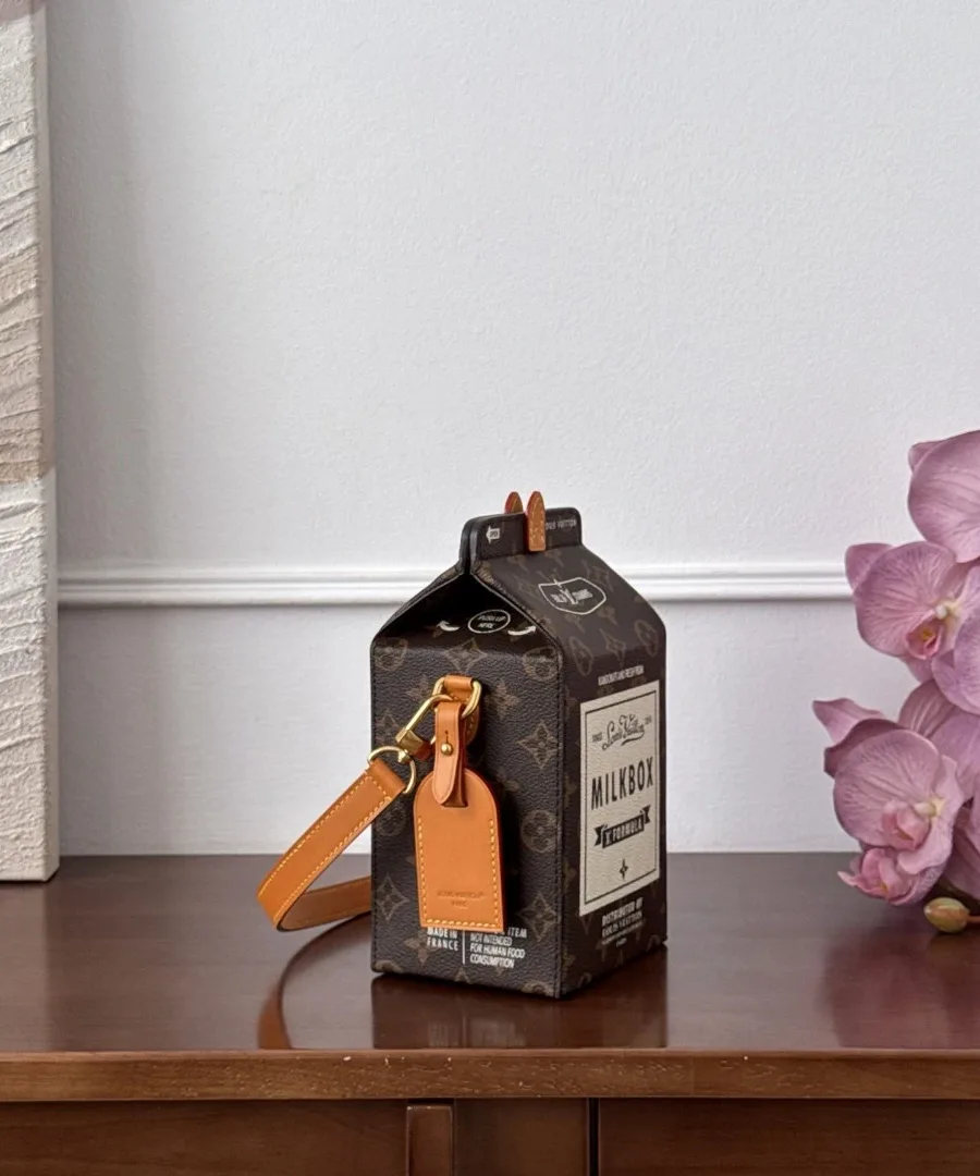Коричневая сумка Louis Vuitton Milk Box, вид сбоку с кожаной биркой