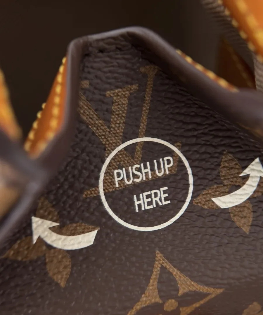 Деталь верха сумки с надписью Push Up Here
