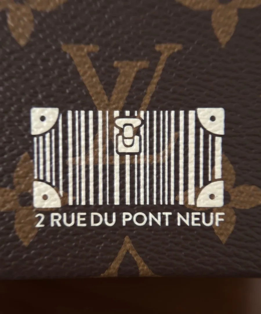 Принт в виде штрихкода с надписью 2 Rue du Pont Neuf на сумке