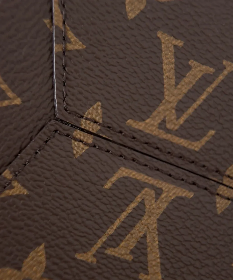 Крупный план швов и текстуры канвы Monogram