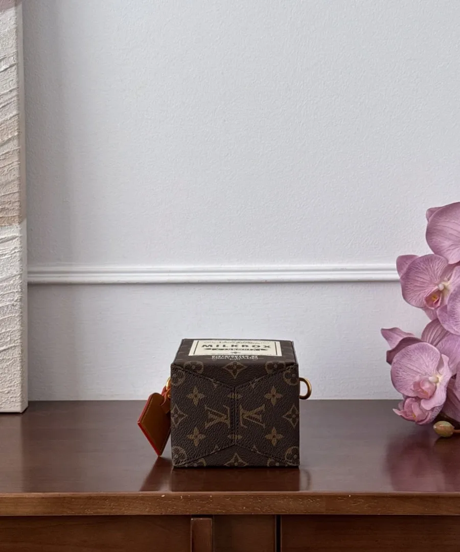 Нижняя часть сумки Louis Vuitton Milk Box с узором Monogram