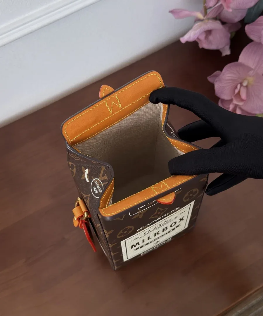 Открытая сумка Louis Vuitton Milk Box, вид сверху на внутреннее отделение