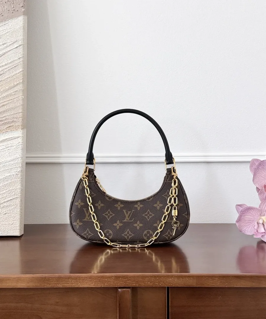 Коричневая сумка-полумесяц Louis Vuitton Loop на плечо, вид спереди