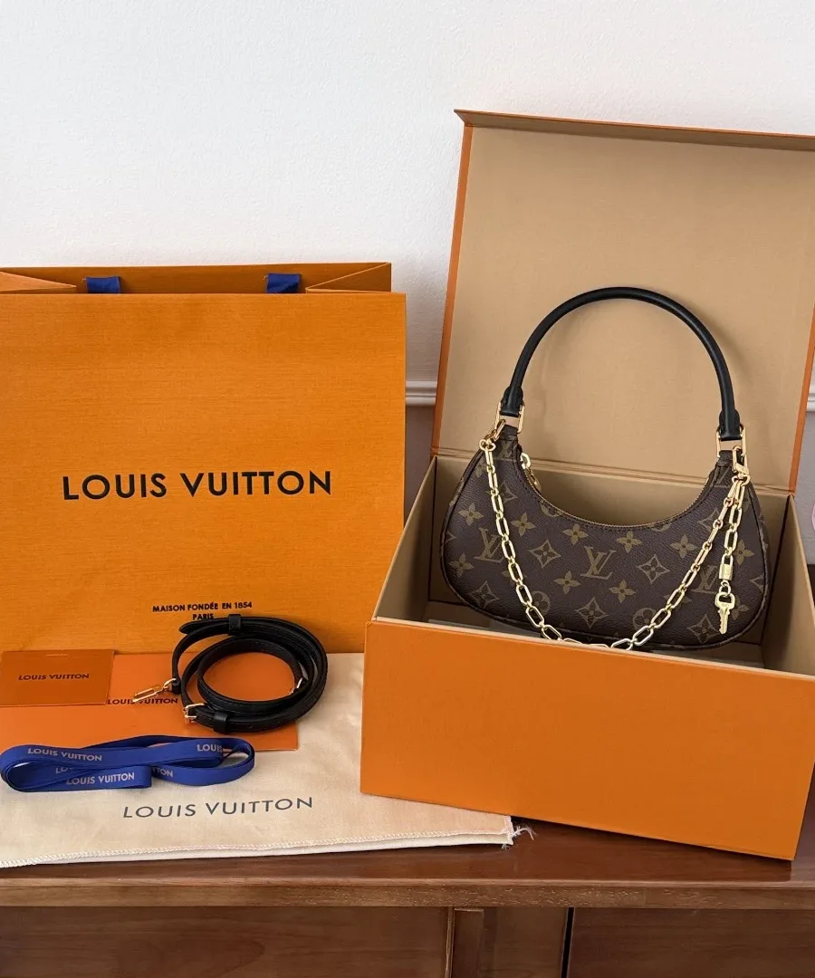 Сумка Louis Vuitton Loop рядом с фирменной коробкой и пакетом