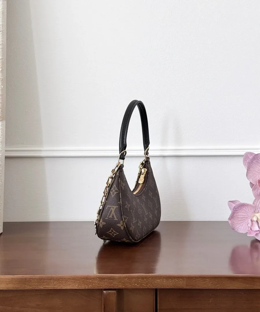 Сумка-багет Louis Vuitton Loop из канвы Monogram, вид сбоку