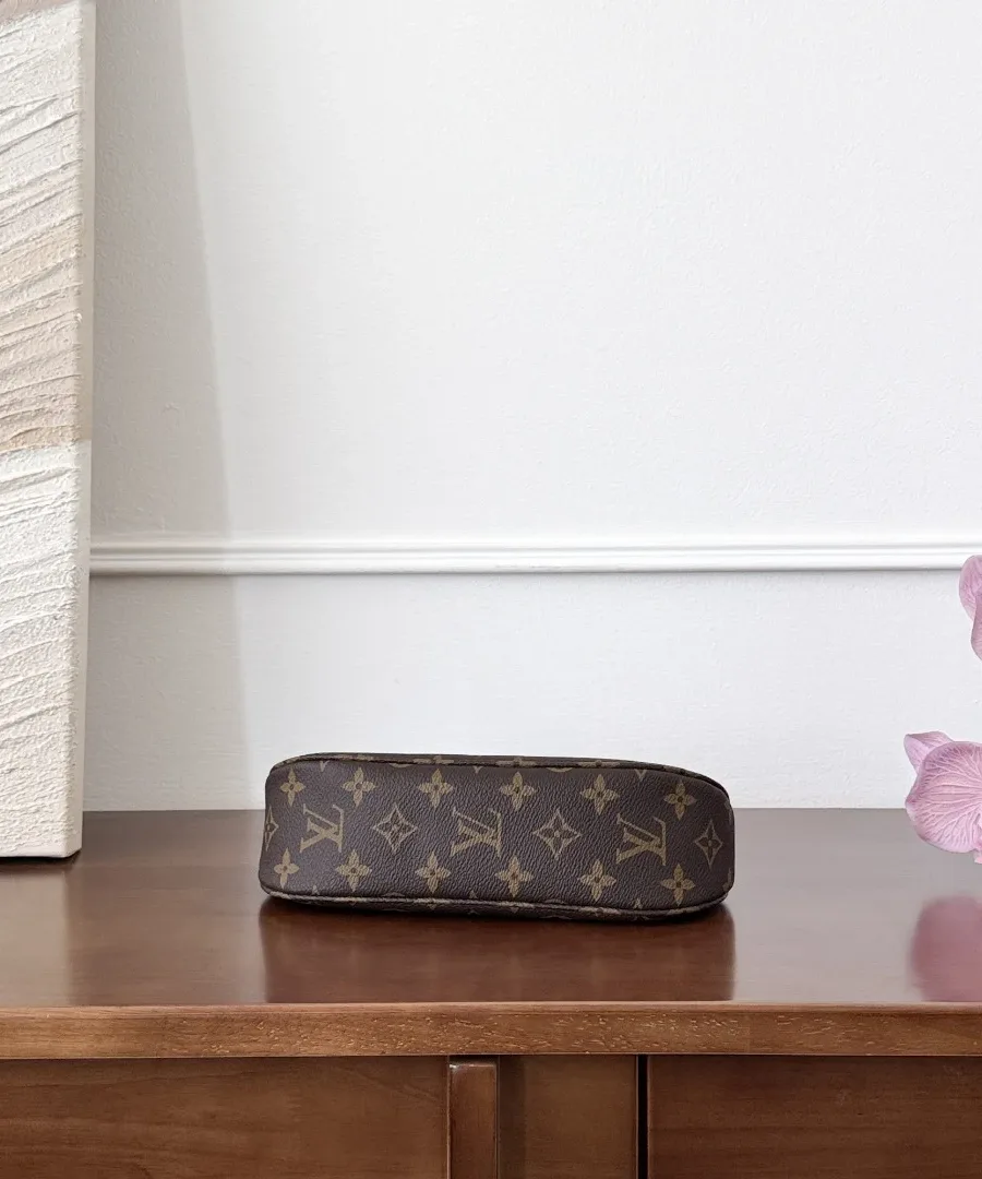 Нижняя часть сумки Louis Vuitton Loop из канвы с узором Monogram