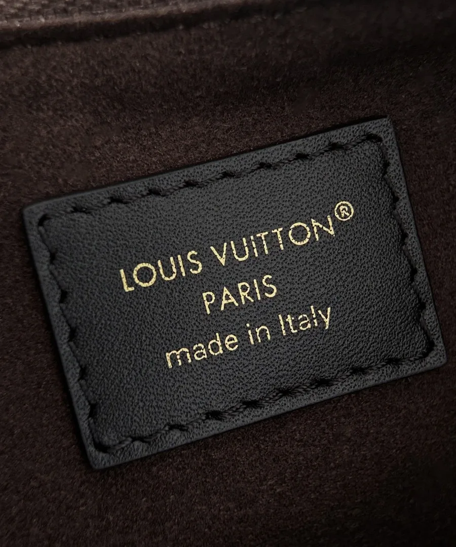 Кожаная нашивка с тиснением Louis Vuitton Paris внутри сумки